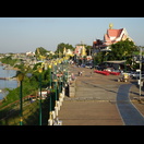 Am Ufer gibt es viele Klöster